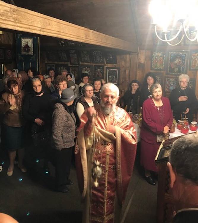 Instantaneu dintr-o slujbă la Bisericuţa Ortodoxă de lemn, Băile Felix