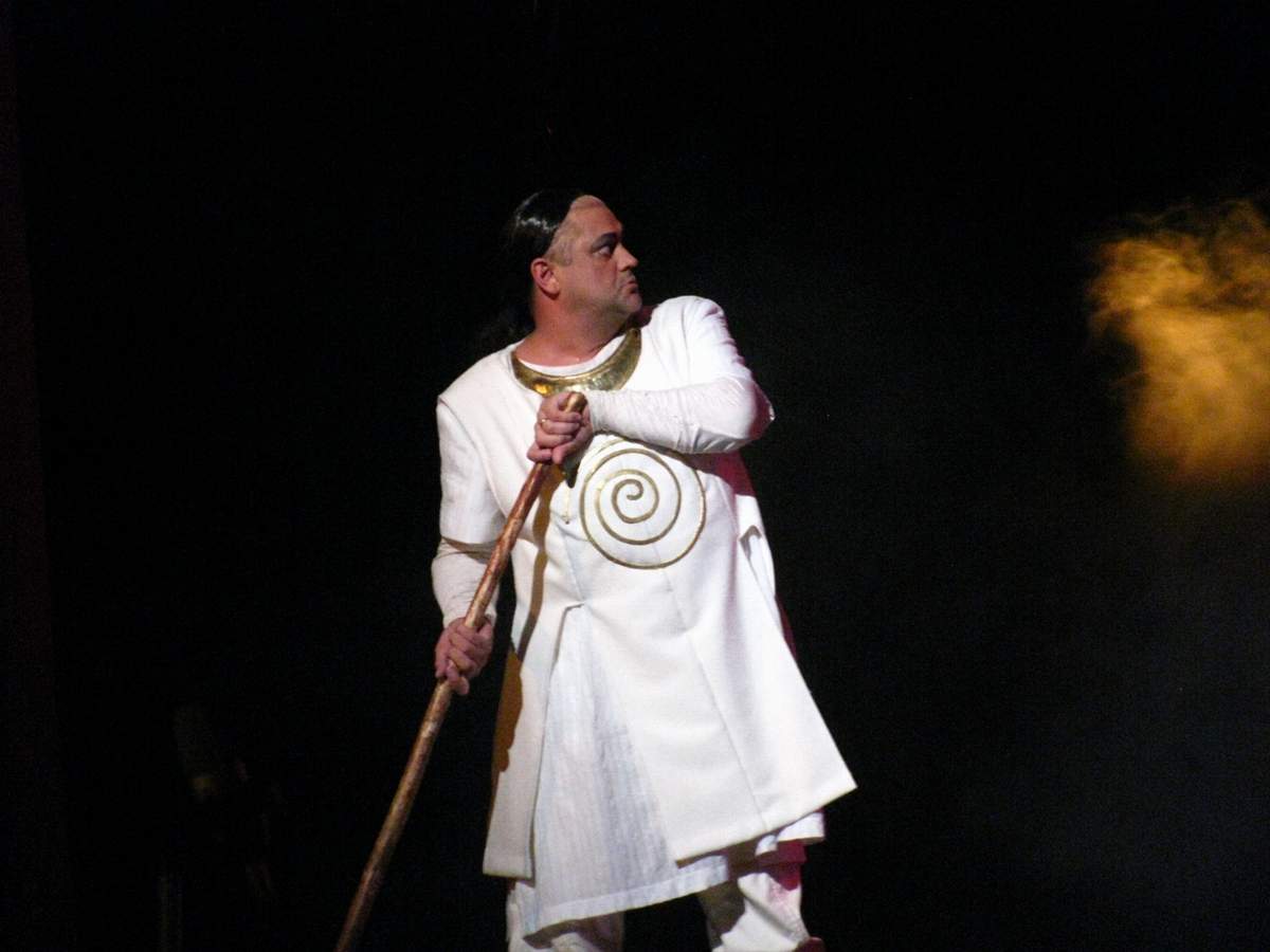 baritonul Ștefan Ignat (Oedipe)