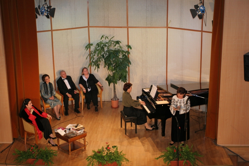 Alexandru MICA, Constanţa CRISTESCU, Ilinca DUMITRESCU, Paula POPOIU, soprana Camelia Pavlenco şi pianista Carmen Frăţilă